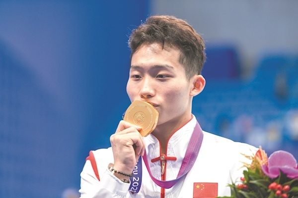 男子跳水冠军突破历史，夺得金牌