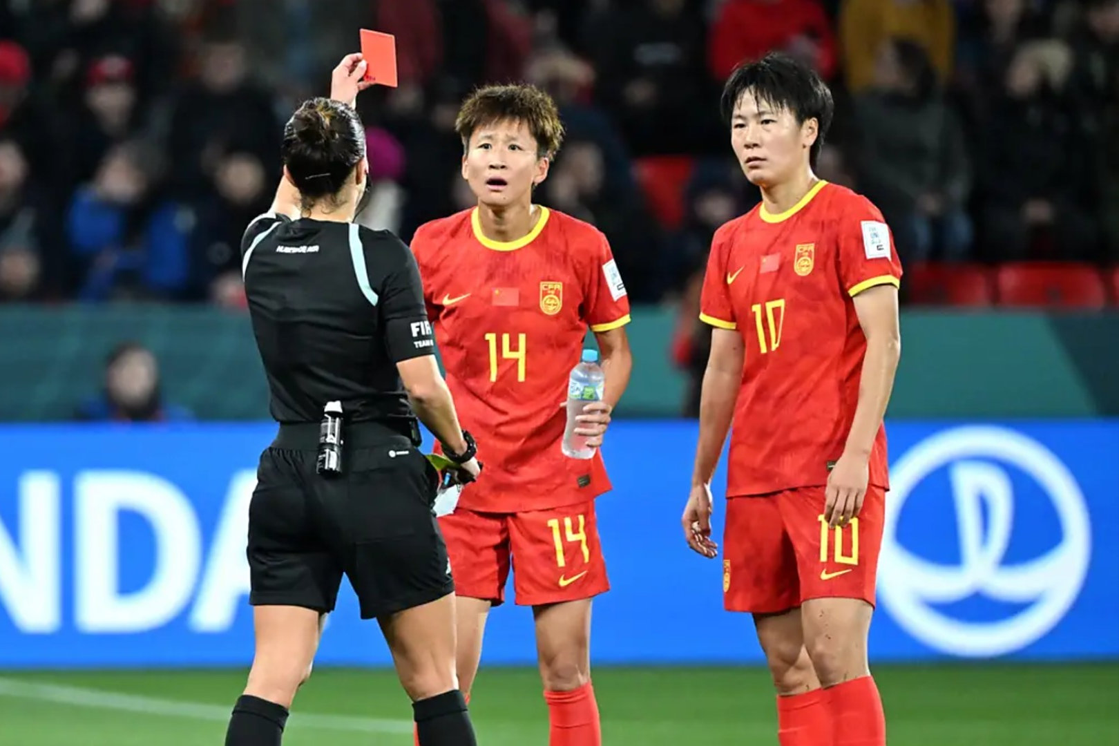 女子足球赛场上，中国队实力强劲