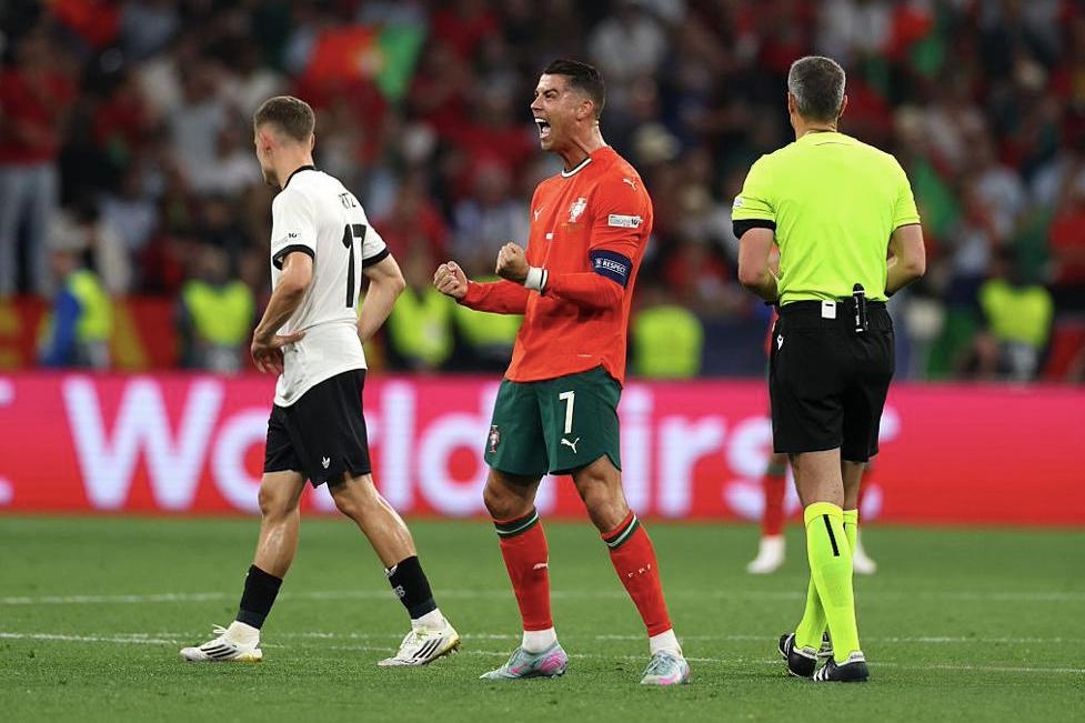 欧国联比赛激烈对抗！引发球迷热议的话题