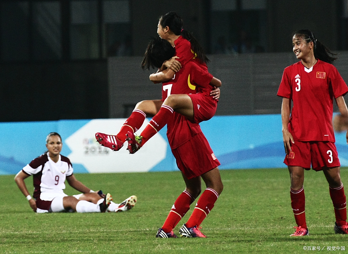 芬兰女足在比赛中击败强劲对手