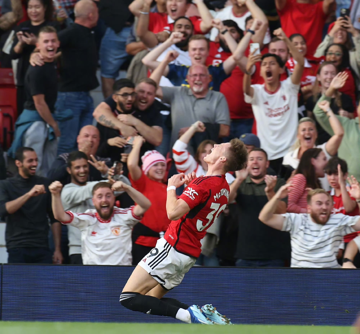 包含曼联险胜里昂，哈里·凯恩关键制胜的词条