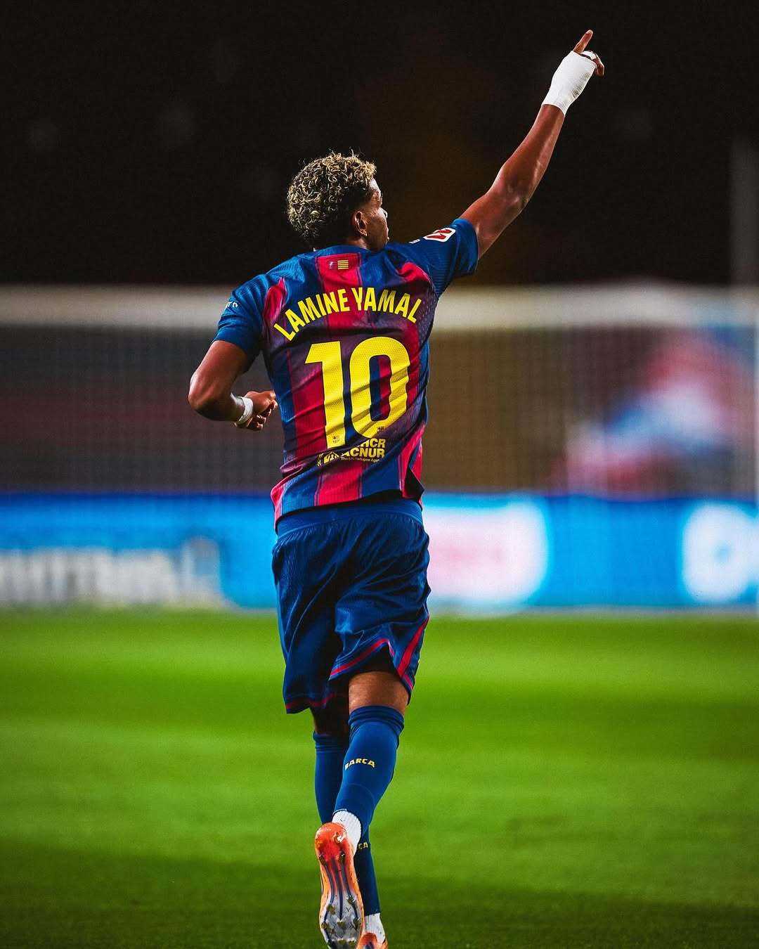 包含巴萨大将轮休，客场战绩连败陷入危机的词条