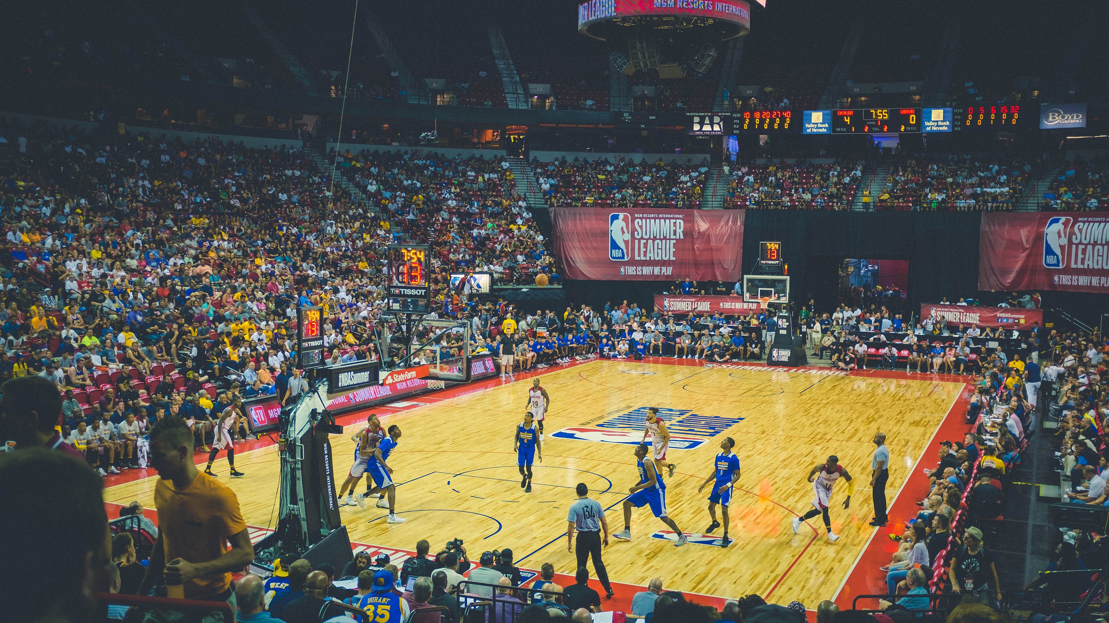 文班亚马一柱擎天，深圳队稳扎稳打掀翻湖人