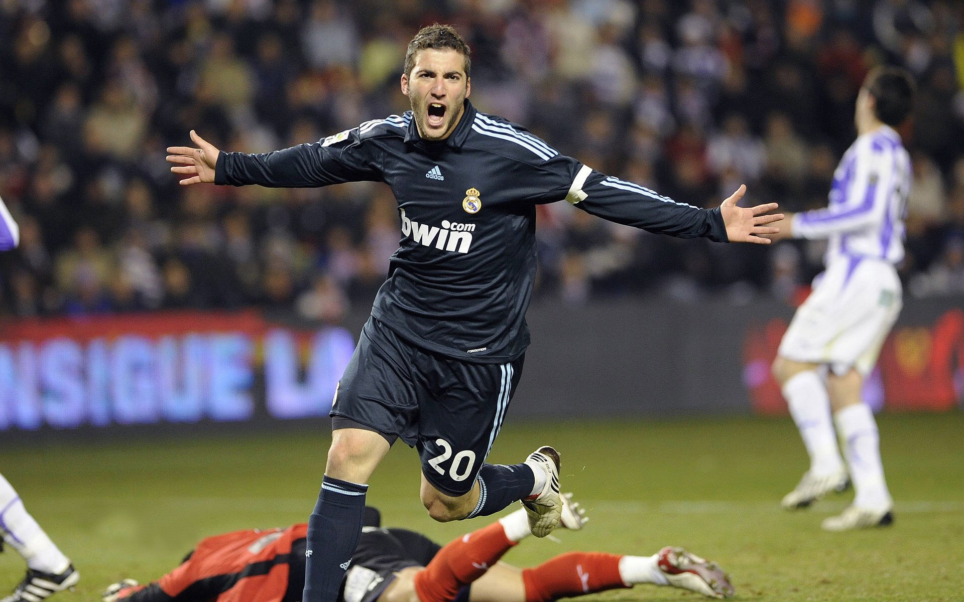 奇迹之夜，阿隆索独扛大旗，哈斯车队以弱胜强轻取红牛