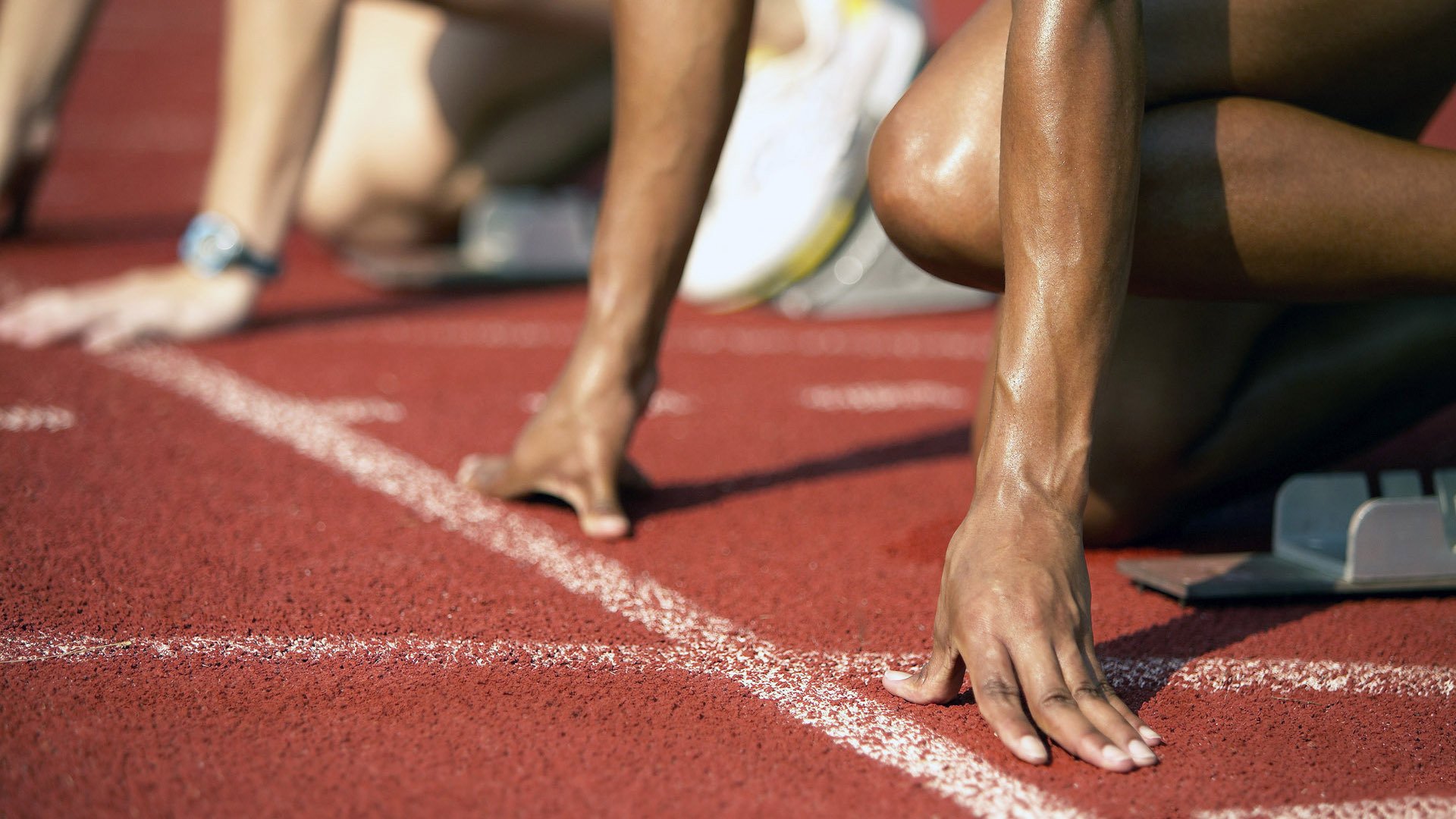 塞恩斯惊艳四座，阿斯顿马丁轻取雷诺车队，一场技术与勇气的双重胜利