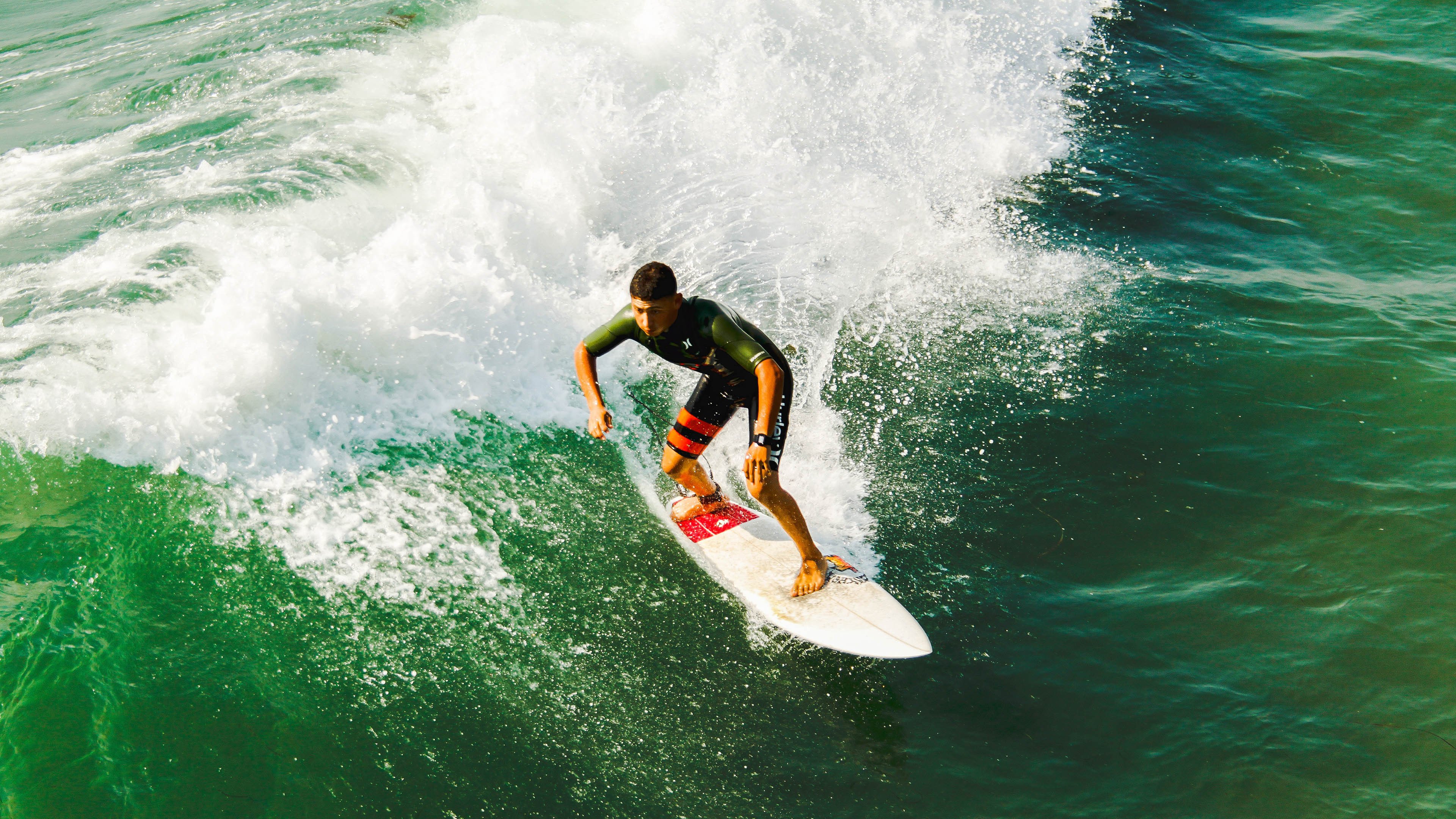 赛道上的蜕变，F1新赛季揭幕战之夜，小贾伦压力下的完美爆发
